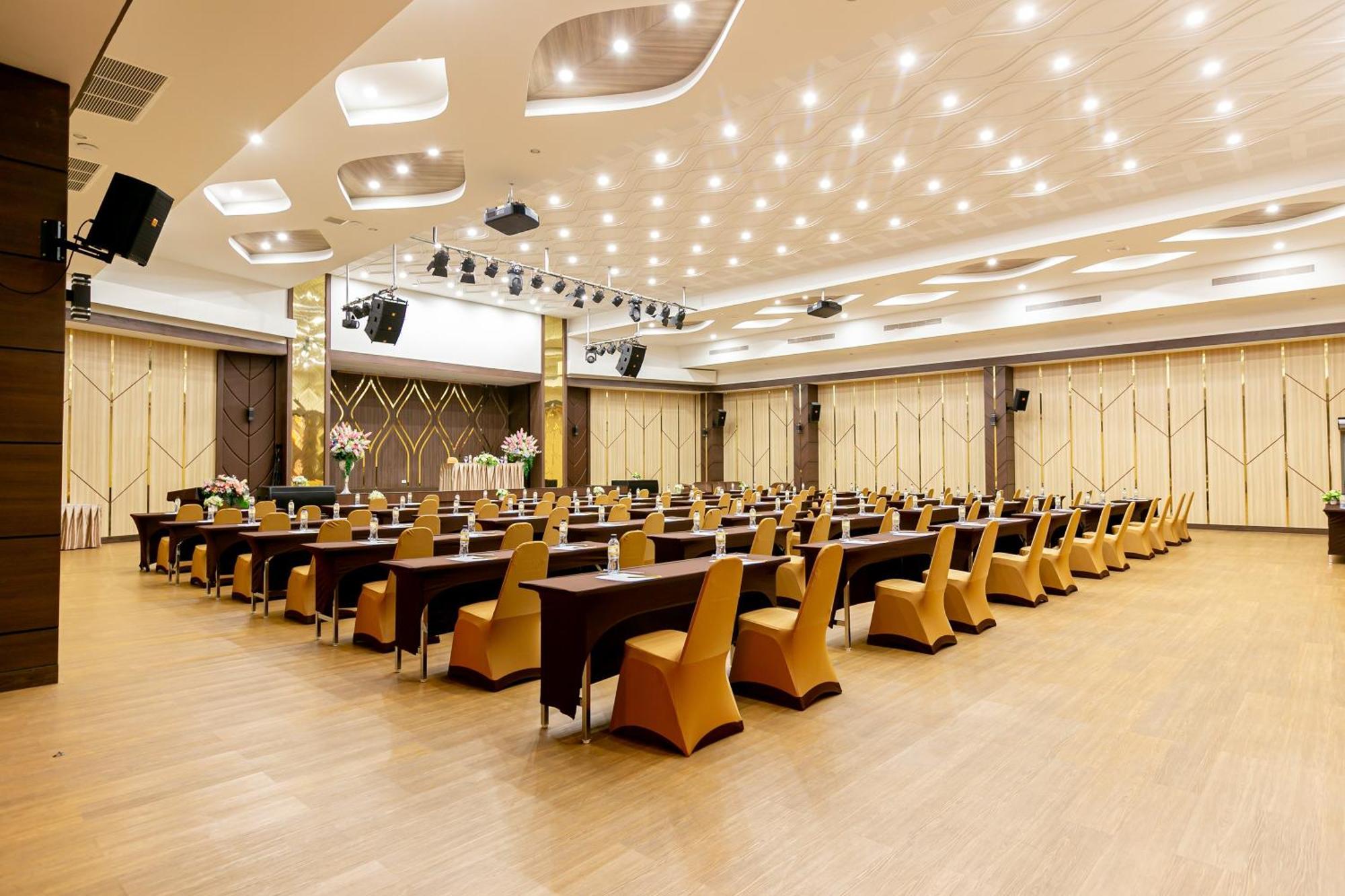 Grand Ratchapruek Hotel Пак-Крет Экстерьер фото
